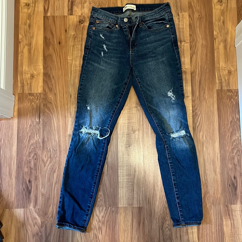 Gap True Skinny distressed jeans size 28R